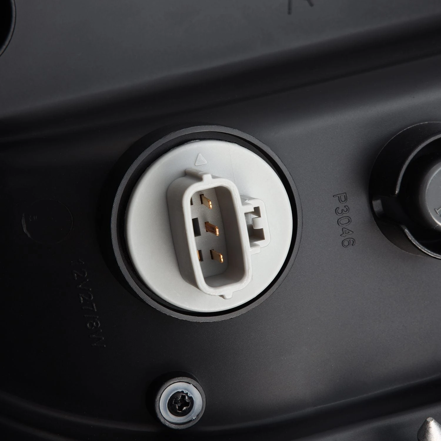 14-21 Toyota Tundra LUXX-Series LED Tail Lights Black 16 14-21 Toyota Tundra LUXX-Series LED Tail Lights Black - Image 14